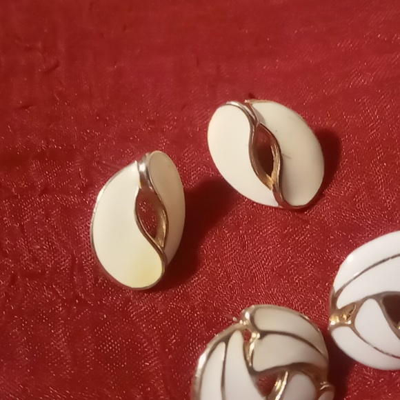 Enamel & rich gold tone pierced earrings. Vintage . 2 pairs - Picture 8 of 8